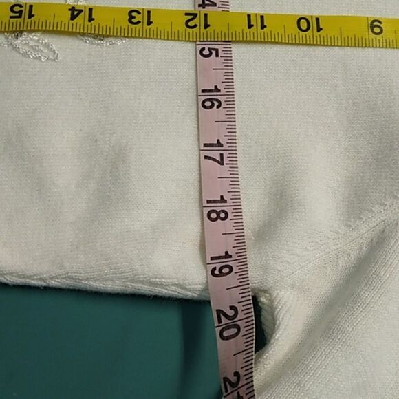 Carolyn Taylor White XL Embroidered V-Neck Short Sleeve Sweater - Picture 4 of 7